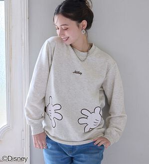 BELLUNA（ベルーナ）の「＜Ｄｉｓｎｅｙ＞【ミッキー＆ミニー】抱き着きプリント裏起毛トレーナー（カットソー）」｜オートミール(ミッキー)