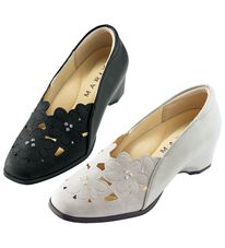 BELLUNA（ベルーナ）の「４Ｅフラワーカットビジューパンプス（パンプス）」