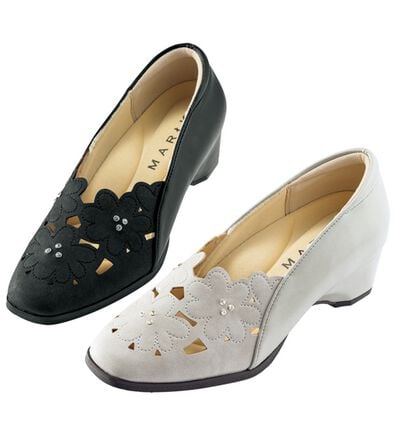 BELLUNA（ベルーナ）の「４Ｅフラワーカットビジューパンプス（パンプス）」