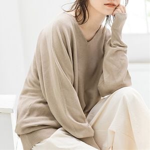 Viola e Viola（ヴィオラ エ ヴィオラ）の「【静電気防止】綿１００％Ｖネックドルマンセーター＜Ｍ～４Ｌ＞（ニット・セーター）」｜カフェオレ