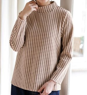 LAVIENNE（ラヴィエンヌ）の「薄手ストレッチフリースのプリントハイネック長袖（ニット・セーター）」｜ブラウン千鳥