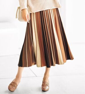 BELLUNA（ベルーナ）の「プリーツ風フレアーニットスカート（ロングスカート）」｜モカ系