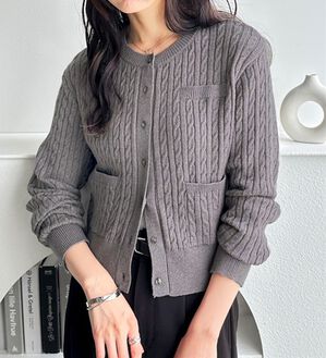 GeeRA（ジーラ）の「ミニケーブルニットカーディガン（その他カーディガン）」｜チャコールグレー