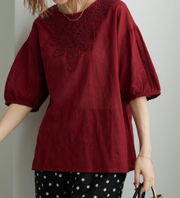 BELLUNA（ベルーナ）の「華やかモチーフレースデザインブラウス（ブラウス）」｜レッド