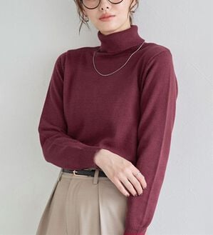 Pierrot（ピエロ）の「プレミアムカシミヤタッチタートルニット（ニット・セーター）」｜バーガンディ