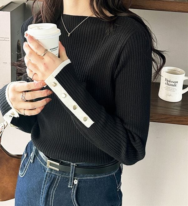 GeeRA（ジーラ）の「袖口ボタン配色ボートネックリブニット（ニット・セーター）」｜ブラック