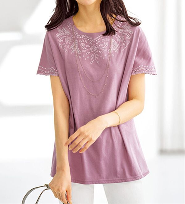 BELLUNA（ベルーナ）の「スカラップ刺しゅう華やぎプルオーバー（カットソー）」｜ローズグレー