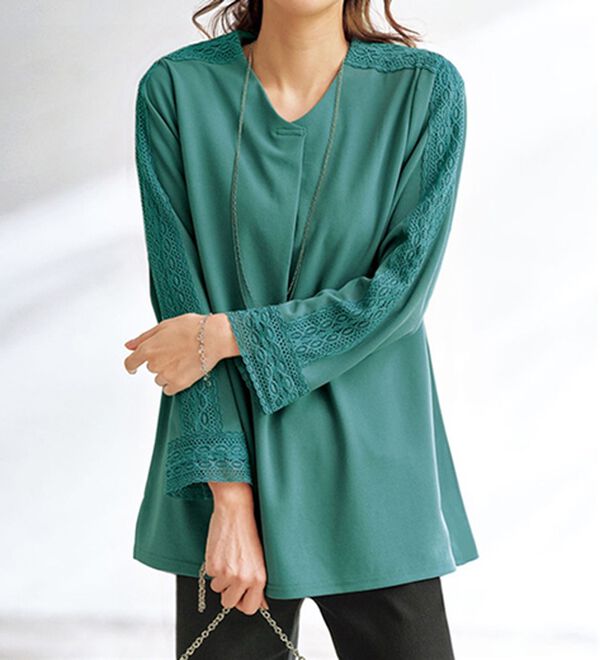 BELLUNA（ベルーナ）の「カットジョーゼット素材レース使いブラウス（カットソー）」｜セージ