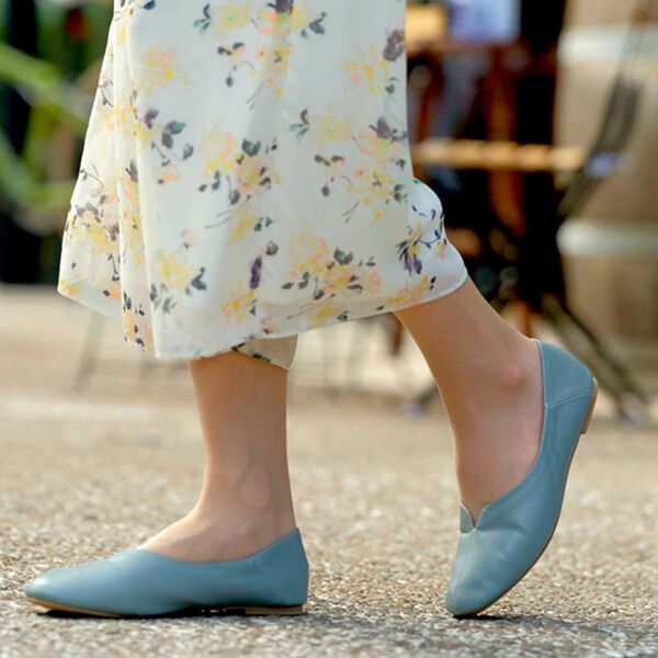 BELLUNA（ベルーナ）の「美ラインカッティングチラリ花柄パンプス（パンプス）」｜詳細画像