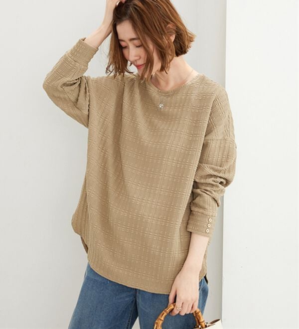 BELLUNA（ベルーナ）の「ジャカード素材袖ボタン使いゆったりプルオーバー（カットソー）」｜詳細画像