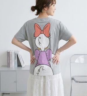 BELLUNA（ベルーナ）の「＜Ｄｉｓｎｅｙ＞【ドナルド＆デイジー】抱き着きプリントTシャツ（カットソー）」｜杢グレー（デイジー）