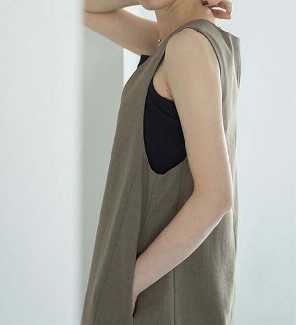 BELLUNA（ベルーナ）の「サラリ麻調素材Ｖネックジャンパードレス（ジャンパースカート）」｜詳細画像