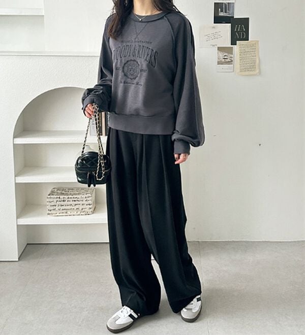 GeeRA（ジーラ）の「リメイク風刺しゅうロゴ裏毛スウェット（カットソー）」｜詳細画像