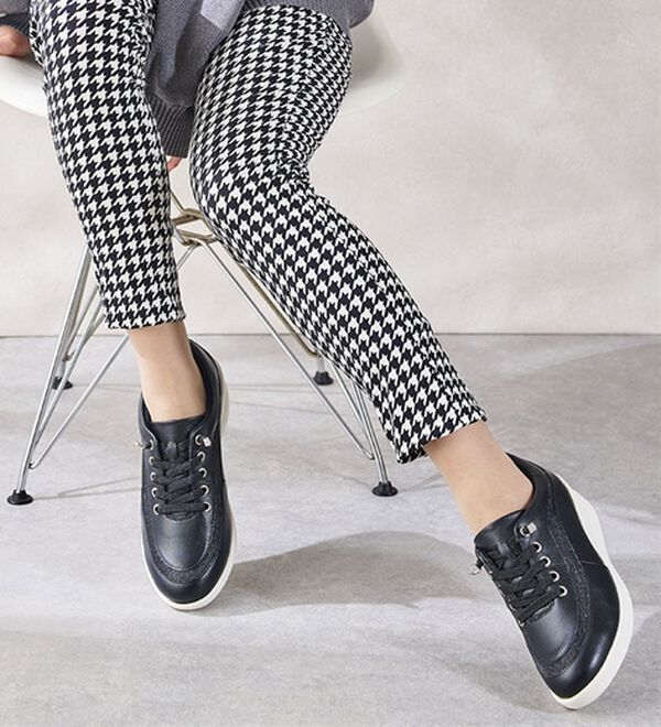 ルフラン（ルフラン）の「＜トゥビーコンティニュード＞ラメが煌めく４Ｅレザースニーカー（スニーカー）」｜詳細画像