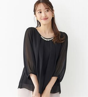 alotta（アロッタ）の「入学式卒業式に！アクセ付シフォンタックブラウス（選べる！半袖／７分袖）（ブラウス）」｜ブラック