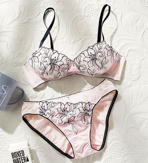 YU'NOW（ユナウ）の「ぷるるん谷間のノンワイヤーブラ＆ショーツ（ブラジャー＆ショーツセット）」｜ﾋﾟﾝｸ系ﾀﾞｲﾔﾓﾝﾄﾞﾘﾘｰﾚｰｽ