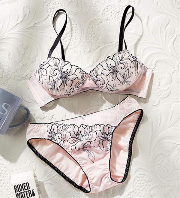 YU'NOW（ユナウ）の「ぷるるん谷間のノンワイヤーブラ＆ショーツ（ブラジャー＆ショーツセット）」｜ﾋﾟﾝｸ系ﾀﾞｲﾔﾓﾝﾄﾞﾘﾘｰﾚｰｽ