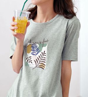 BELLUNA（ベルーナ）の「綿１００％プリントＴシャツ（Tシャツ）」｜杢グレー・ボタニカル