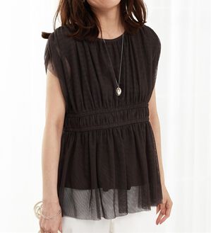 BELLUNA（ベルーナ）の「チュール使いギャザーデザインブラウス（ブラウス）」｜ブラウン