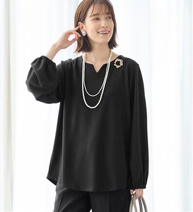 Viola e Viola（ヴィオラ エ ヴィオラ）の「らくキレイ　キーネックチュニックブラウスＴシャツ（チュニック）」