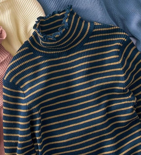 BELLUNA（ベルーナ）の「＜＆ｃｏｃｏｃｈｉ＞ハピネスコットン１００％リブニット　フリル（ニット・セーター）」｜ネイビー×ベージュ