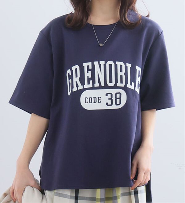 A HAPPY MARILYN（アハッピーマリリン）の「【Ｍ～８Ｌ】【接触冷感・ＵＶ対策】カレッジプリント裾ラウンドＴシャツ（Tシャツ）」｜ネイビー