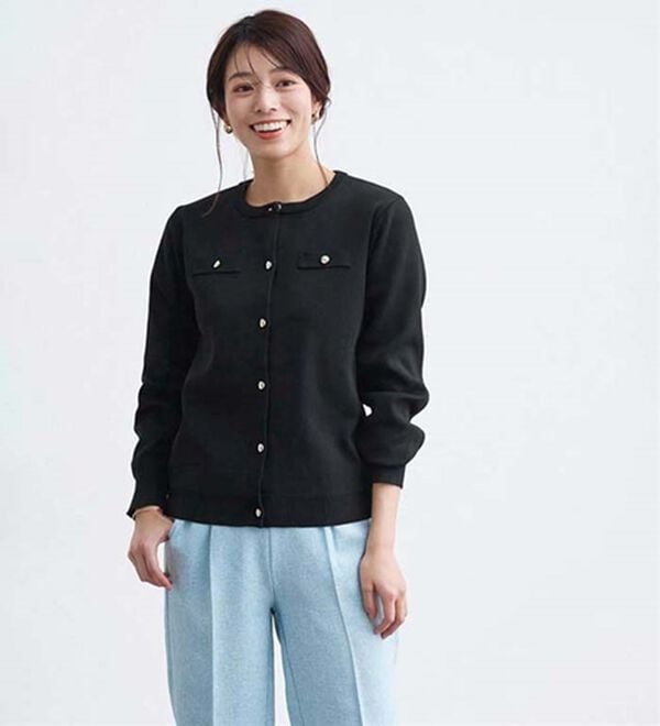 Pierrot（ピエロ）の「上品見えスポンジニットゴールドボタンカーディガン（ニットカーディガン）」｜詳細画像