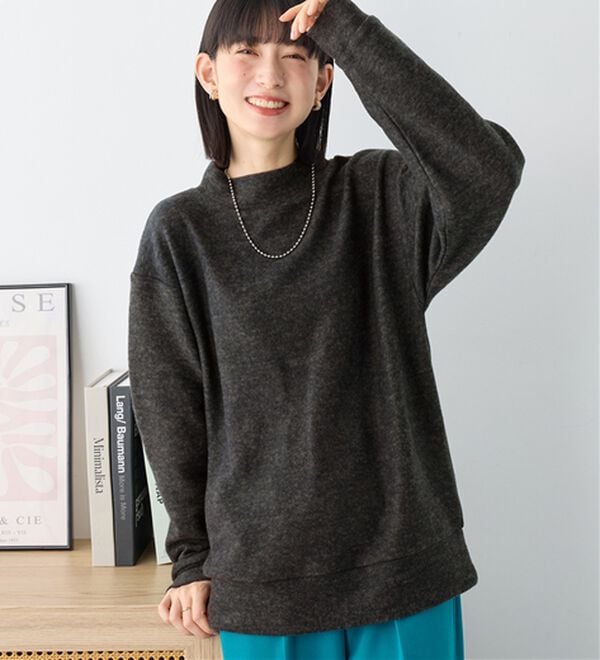 Viola e Viola（ヴィオラ エ ヴィオラ）の「【毎日着たい！】柔らかニットソーシンプルトップス（カットソー）」｜チャコール　プチハイネック