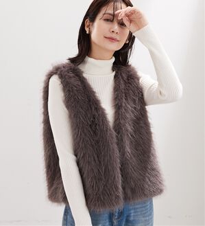 BELLUNA（ベルーナ）の「着映える！ショート丈もこもこファーベスト（ベスト）」｜チャコール