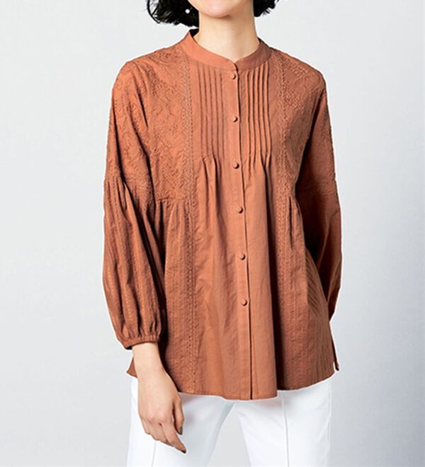 VINNO（ヴィノ）の「刺しゅうデザインピンタックブラウス（ブラウス）」｜コーラル