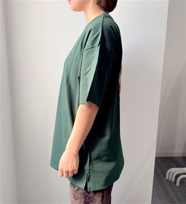 BELLUNA（ベルーナ）の「＜Ｄｉｓｎｅｙ＞【エイリアン】バックサガラ刺しゅうワイドシルエットＴシャツ（Tシャツ）」｜詳細画像