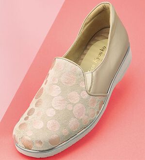 ルフラン（ルフラン）の「＜ミスキョウコ＞４Ｅバブルドットスリッポン（スリッポン）」｜ベージュ