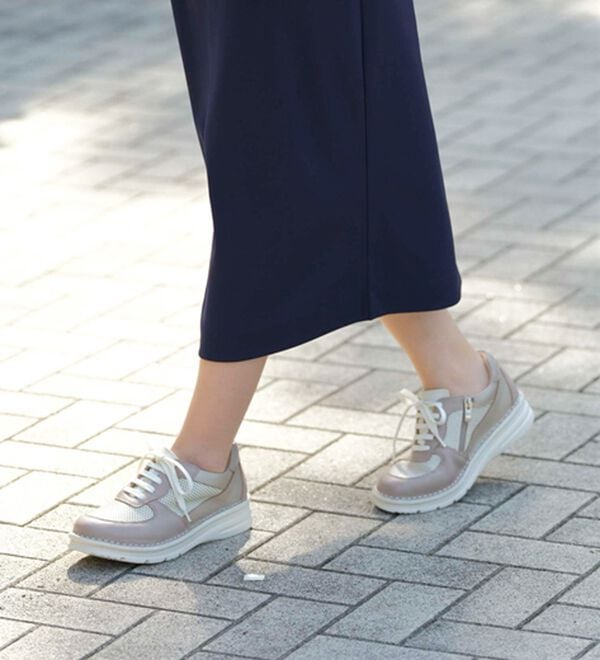 BELLUNA（ベルーナ）の「４Ｅアウトステッチ配色レザースニーカー（スニーカー）」｜詳細画像