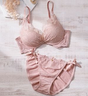 YU'NOW（ユナウ）の「谷間メイクのもちぷるブラ＆ショーツ（ブラジャー＆ショーツセット）」｜ピンク