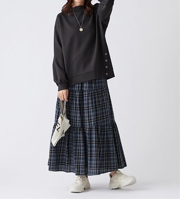BELLUNA（ベルーナ）の「裾ボタン使いスタンドネックプルオーバー（カットソー）」｜詳細画像