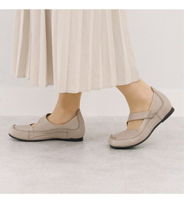 BELLUNA（ベルーナ）の「牛革ベルトスリッポンシューズ（パンプス）」｜詳細画像