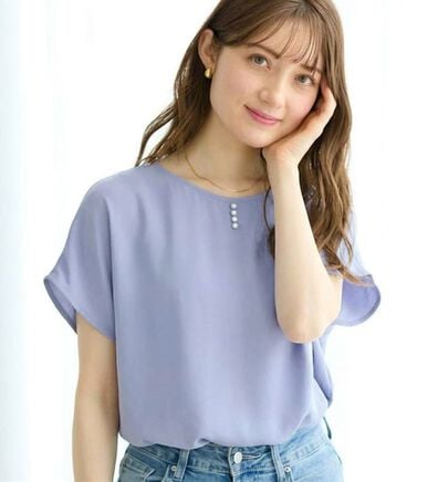 alotta（アロッタ）の「【接触冷感】パール調ボタンデザインブラウス（ブラウス）」