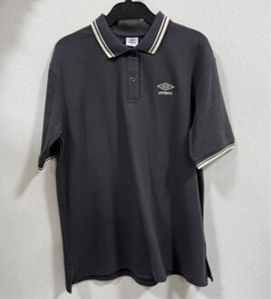 alotta（アロッタ）の「【アンブロ】　配色デザインポロシャツ（ポロシャツ）」｜チャコール