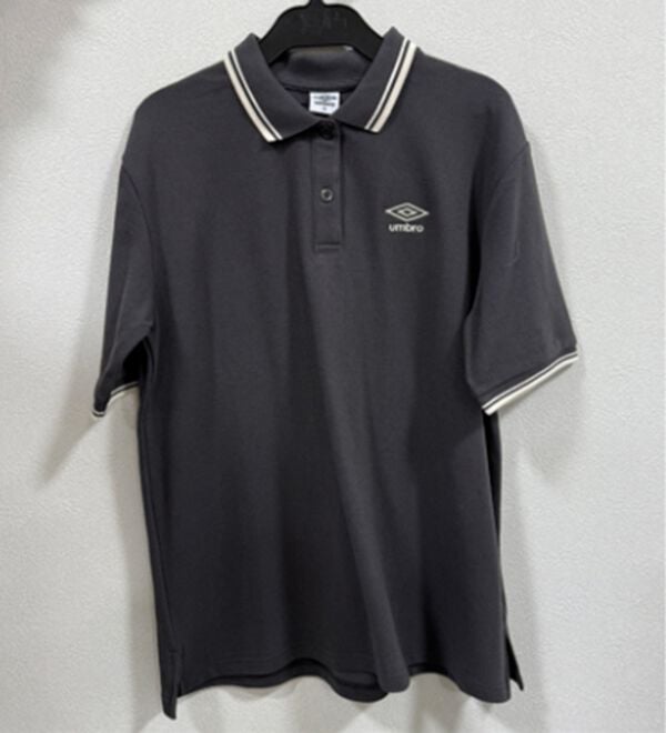 alotta（アロッタ）の「【アンブロ】　配色デザインポロシャツ（ポロシャツ）」｜チャコール