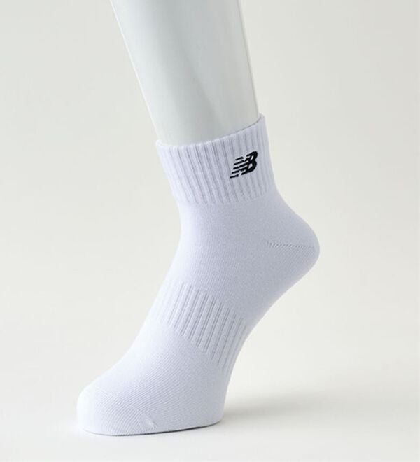 「【４足組】＜ニューバランス＞刺しゅう付定番ホワイトソックス（メンズ靴下・タイツ）」｜詳細画像