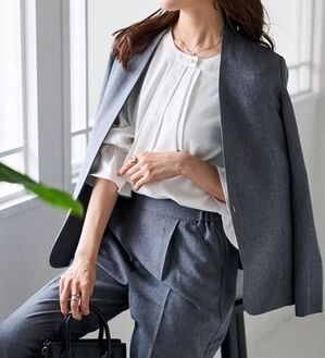 RANAN（ラナン）の「【選べる衿】洗える！春夏ロングシーズン着用可能ベーシック２点ライトスーツ（パンツスーツ）」｜グレー／ノーカラー