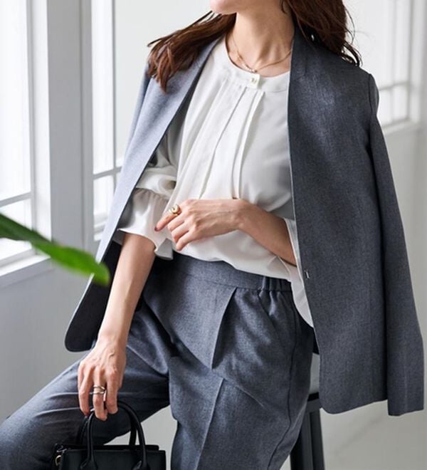 RANAN（ラナン）の「【選べる衿】洗える！春夏ロングシーズン着用可能ベーシック２点ライトスーツ（パンツスーツ）」｜グレー／ノーカラー