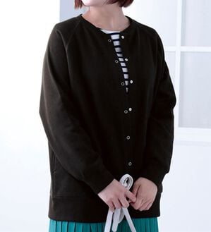 BELLUNA（ベルーナ）の「ボタンデザインクルーネックカーディガン（ニットカーディガン）」｜詳細画像