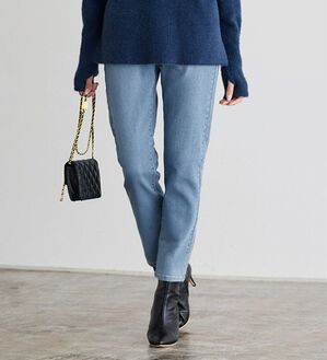 Pierrot（ピエロ）の「【ストレッチ素材】大人のためのゆるテーパードデニムパンツ（フルレングスパンツ）」｜ウォッシュ&times;サックス