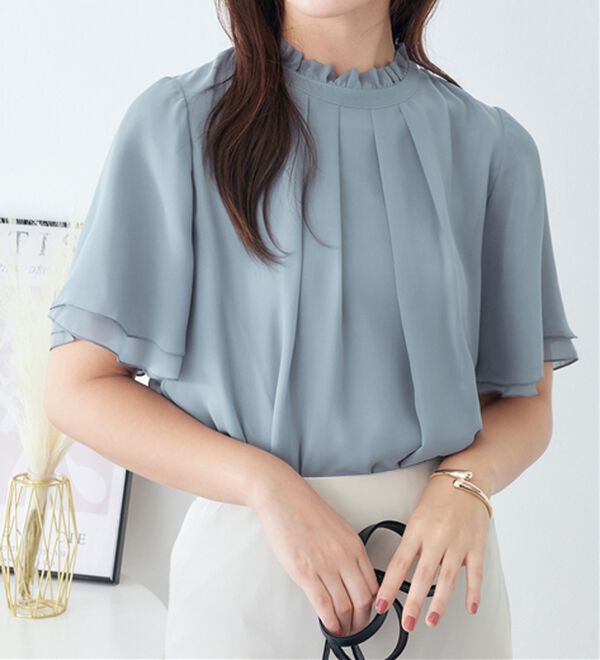 Viola e Viola（ヴィオラ エ ヴィオラ）の「フリル衿シフォンタックブラウス【半袖】（ブラウス）」｜スモーキーブルー