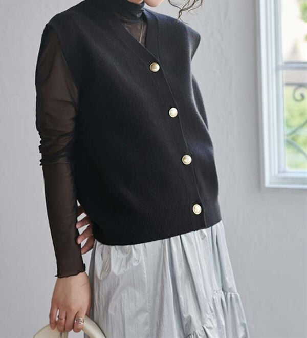 RANAN（ラナン）の「【ムースタッチ】洗える！ゴールド調ボタンニットベスト（ベスト）」｜ブラック