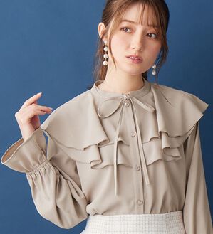 alotta（アロッタ）の「ラッフルカラーデザインブラウス（ブラウス）」｜グレージュ