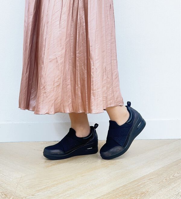 BELLUNA（ベルーナ）の「クロスゴムお洒落エアシューズ（スリッポン）」｜詳細画像