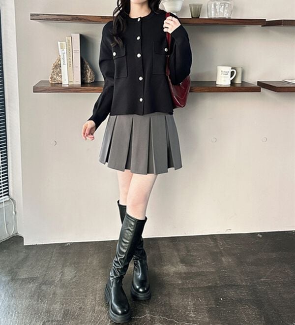 GeeRA（ジーラ）の「ロングシーズン使える！ゴールド調ボタンニットカーデ（ニットカーディガン）」｜詳細画像