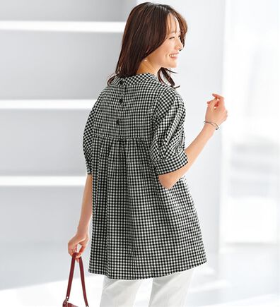 BELLUNA（ベルーナ）の「サッカー素材後ろボタンデザインブラウス（ブラウス）」